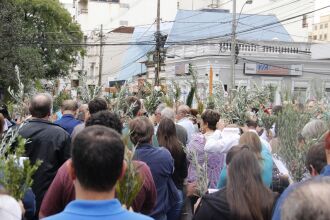 Centenas de fieis acompanharam a processão na manhã deste domingo