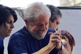 Lula pronunciou-se em um carro de som, em frente ao Sindicato dos Metalúrgicos do ABC