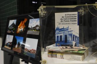 Exposição Memória UPF 50 Anos, está no hall de entrada do Centro Administrativo, na Universidade.