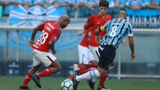 Grêmio teve mais volume de jogo, mas não conseguiu furar o bloqueio Colorado Crédito: 