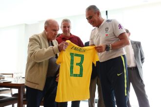 Zagallo recebeu uma camisa autografada por todo o grupo