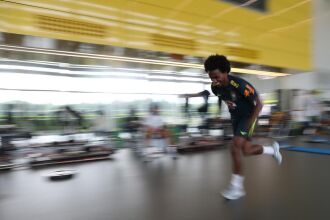 Willian no treino físico na academia do CT do Tottenham