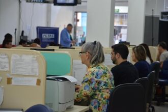 Setor de serviço fechou 692 postos de trabalho em abril