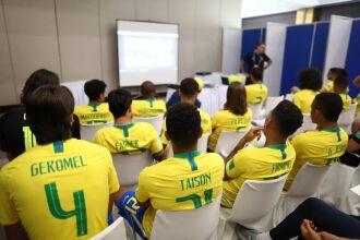 Wilson Seneme conduziu palestra para o time brasileiro sobre o árbitro de vídeo