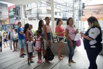 Longas filas se formam em frente a hospitais e postos de saúde para atendimento