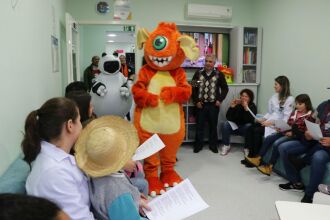 Crianças festejaram a chegada do Mascote Tuto