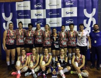 Time com as medalhas e o troféu do vice-campeonato