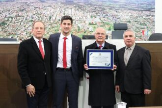 Presidente e superintendente receberam a placa da homenagem