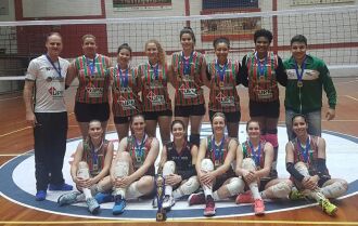 Jogadoras e comissão técnica com as medalhas e o troféu do torneio