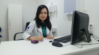 A Dra. Thais Marques da Costa, otorrinolaringologista no HCPF