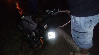 Motociclista deixou a companheira ferida e saiu em direção à rodovia, onde colidiu frontalmente contra carreta