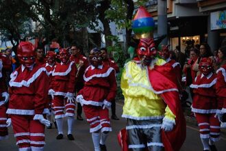 O primeiro desfile no centro da cidade atraiu populares e contagiou a todos