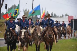 Chama chegou conduzida por Cavaleiros, que fizeram homenagem ao tradicionalista e empresário José de Almeida no trevo da Caravela