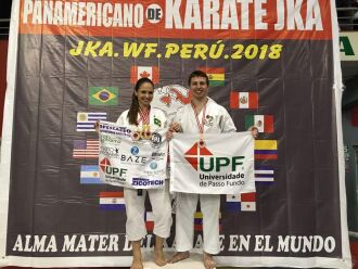 Caratecas comemoram a conquista de medalhas