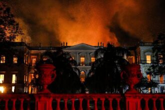 Um incêndio atingiu, no início do mês, o Museu Nacional do Rio de Janeiro, na Quinta da Boa Vista, destruindo o palácio e a maior parte de seu acervo