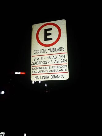 Placas de estacionamento exclusivo garantem o espaço já delimitado pelo Poder Público