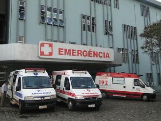 115 pacientes ocupavam o lado de dentro, enquanto outros 40 aguardavam do lado de fora na segunda-feira (15)