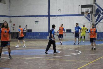 Treinamento no ginásio do Instituto Menino Deus