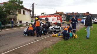 A caminhonete Renault Duster com placas de Porto Alegre invadiu a preferencial