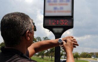 A partir da meia noite, relógios devem ser adiantados em uma hora