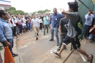 Candidatos aguardam abertura do portões do UniCEUB em Brasília, para o primeiro dia de provas do Enem 2018