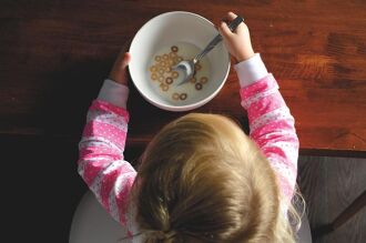 Deve-se evitar obrigá-la a comer o alimento recusado, pois isso pode gerar aversão