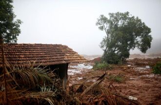 Lama da barragem cobre quase toda uma casa em Brumadinho