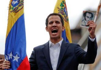 Juan Guaidó, presidente da Assembleia Nacional da Venezuela, segura uma cópia da Constituição do país