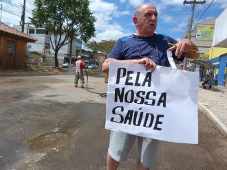 Empresário fez protesto solitário na avenida