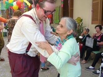 Idoso celebram o Carnaval ao ritmo das escolas de samba de Passo Fundo