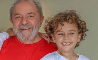 O ex-presidente Lula com o neto Arthur Araújo Lula da Silva