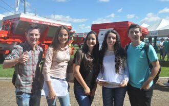 Da esquerda para a direita: Thel Bildhauer, 15 anos; Thaysla Bezaro, 13; Tessya Brandão, 17; Maria Thainá, 14; e Lucas Carpes da Silva, 15, de Palmeira das Missões