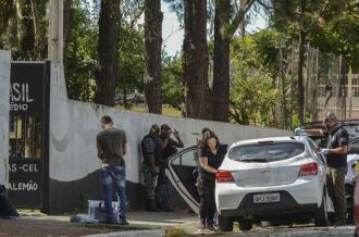 Perícia feita pela Polícia Civil no carro em que chegaram dois jovens armados e encapuzados que invadiram a Escola Estadual Professor Raul Brasil e disparam contra os alunos, em Suzano (SP)