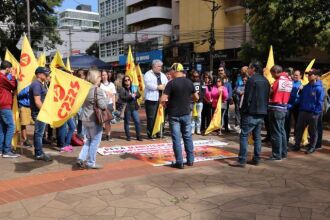 Manifestações foram registradas na cidade e bloquearam estrada da região