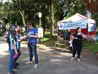 Voluntários distribuíram panfletos e conversaram sobre a importância da manutenção do Sistema ?snico de Saúde