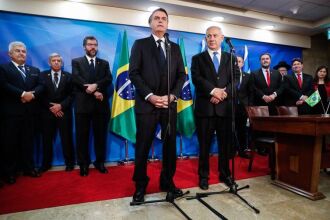 O presidente da República, Jair Bolsonaro, o primeiro-ministro de Israel, Benjamin Netanyahu, e ministros durante cerimônia de assinatura de acordos