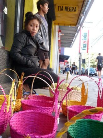 Em 15 dias, casal tem a expectativa de comercializar 100 cestinhas. O artesanato é ofertado em cores vibrantes e chama a atenção de quem passa pelo Avenida Brasil Crédito: 