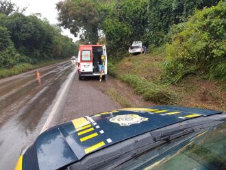 Carro aquaplanou e saiu da pista