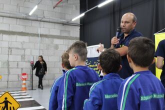 Crianças da Escola Eloy Pinheiro Machado aprenderam as regras fundamentais do trânsito de uma forma lúdica e prática