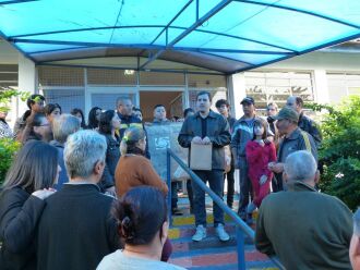 Protesto de pais, alunos e professores aconteceu na porta principal do educandário