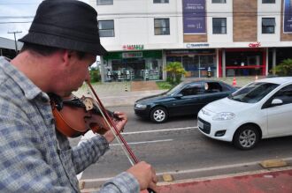 Nesta quinta-feira (23), o artista de rua disputava a atenção das pessoas com o barulho oriundo dos veículos que trafegavam pela Avenida Presidente Vargas esquina com a rua Santa Helena