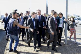 O presidente Jair Bolsonaro surpreendeu hoje (29) ao deixar o Palácio do Planalto por volta das 9h30 e ir a pé em direção ao Congresso Nacional