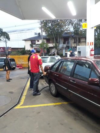 Posto Buffon 78 registrou os primeiros clientes a abastecer na manhã desta quinta-feira. Passo-fundense aguardou nove horas na fila