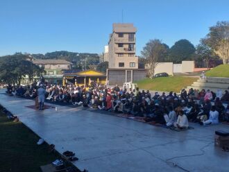 Cerca de 300 muçulmanos se reuniram para orar voltados à cidade sagrada de Meca