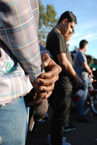 Na tarde de segunda-feira, amigos e familiares prestaram homenagem com orações e manobras de moto no local da morte do jovem