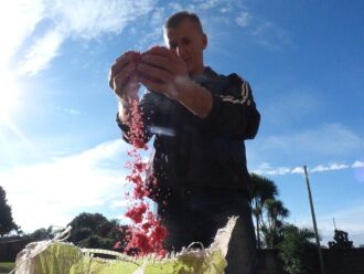 Na tarde desta quarta-feira (19), o padre Ladir Casagrande da Paróquia Santo Antonio acertava os últimos detalhes para a programação de Corpus Christi "Momento solene em que o povo sai pelas ruas reverberando a presença de Cristo na santa hóstia", d Crédi