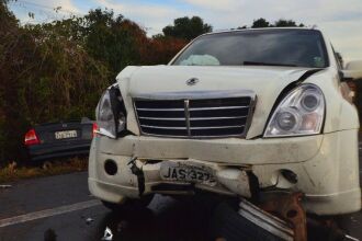 Após atingir um veículo Toyota Corolla, o GM Astra atingiu uma caminhonete SangYong e saiu da pista