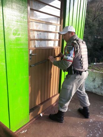 A Patrulha Maria da Penha precisou arrombar a casa onde uma mulher de 83 anos estava presa. Ela solicitou medidas protetivas