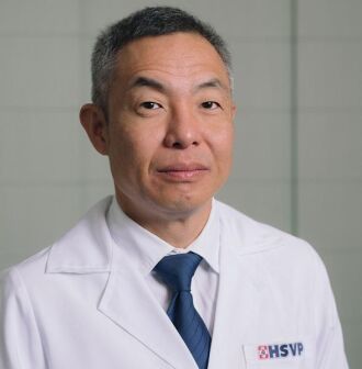 Dr. Jung Ho Kim é ortopedista pediátrico