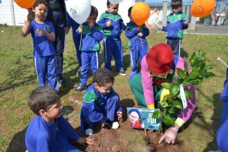 Crianças participaram de atividades em meio a natureza